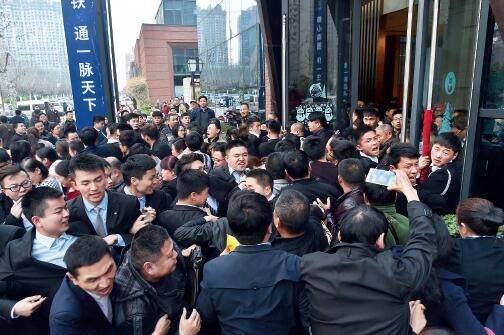 48 2016 年3 月16 日，合肥滨湖一售楼部认筹现场，因为购房人太多，场面一度混乱。因为怕人多，原本下午4 点半结束认筹，结果两点不到就被保安关上大门不让进入。