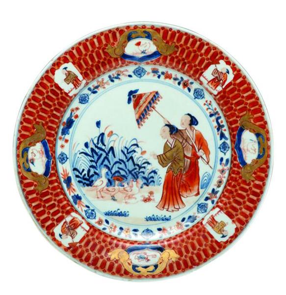 清乾隆青花矾红描金撑伞仕女纹盘