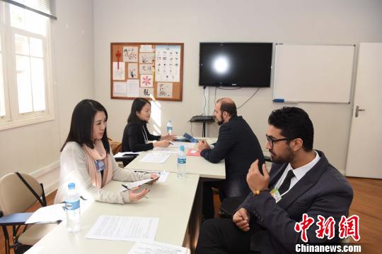 图为两名巴西应聘者(右一、二)接受中拉经贸合作园人员的面试?！∧尚?摄