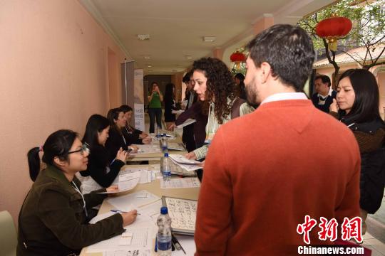 图为众多巴西当地人才现场办理注册应聘?！∧尚?摄