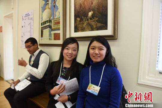 图为两名华人女青年前来应聘?！∧尚?摄