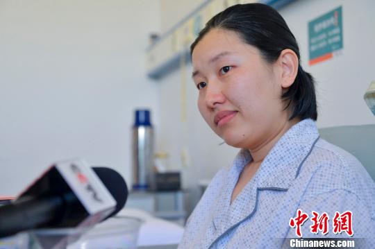 7月5日，经过肝脏移植手术后一周的牛肖接受媒体采访?！÷嬖品?摄