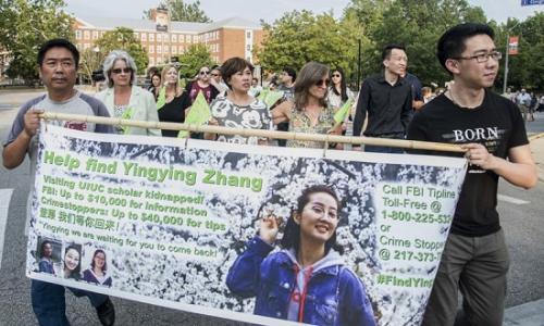 当地时间6月29日，美国伊利诺伊州，章莹颖家人和朋友在为章莹颖举办的祈祷集会上。 图片来源：美联社