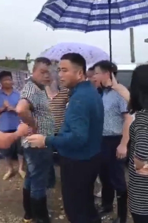 女干部撑伞嚼槟榔被警告