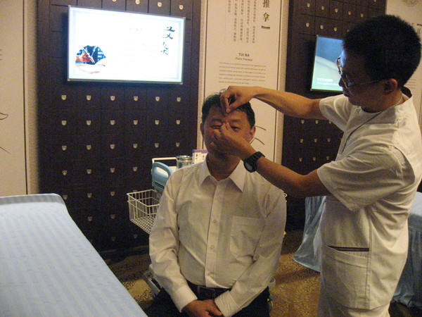 二、现场展示针灸。梓涵 摄影