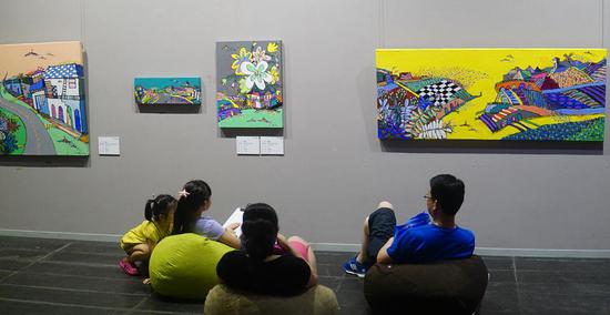 观众在欣赏张银卿作品。