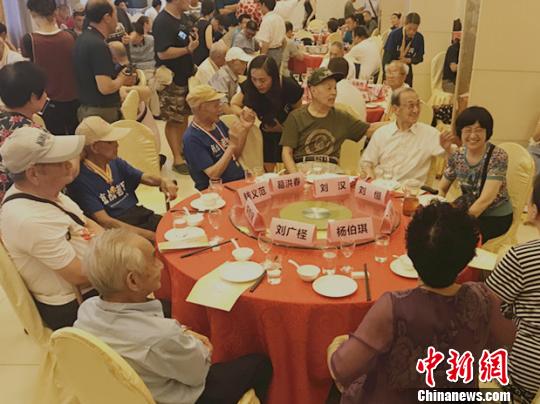 6日上午十时，30余位抗战老兵在南京中央饭店集结?！⊙钛沾?摄