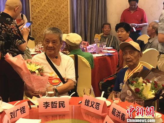 志愿者为抗战老兵献上鲜花?！⊙钛沾?摄
