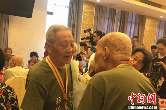 抗战老兵再聚首。　杨颜慈 摄
