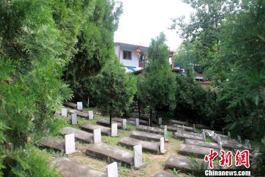 赵玉山的家与烈士墓仅一墙之隔?！∮诳×?摄