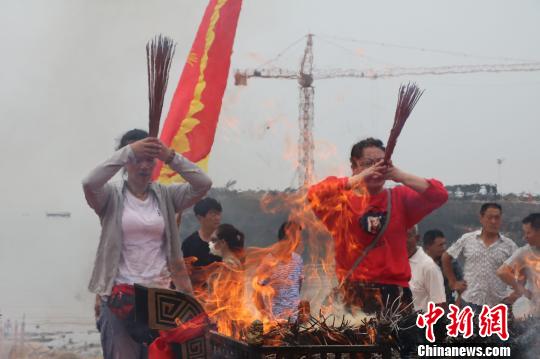 当地人在现场祭拜海神，用古老传统习俗祈福?！≌盼髦?摄