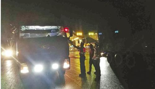 司机将车停行车道上呼呼大睡 见到交警立马精神