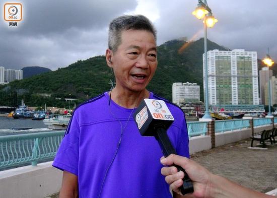 辽宁舰今晨抵达香港 市民:作为中国人好开心