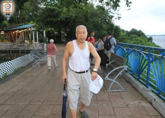 辽宁舰今晨抵达香港 市民:作为中国人好开心