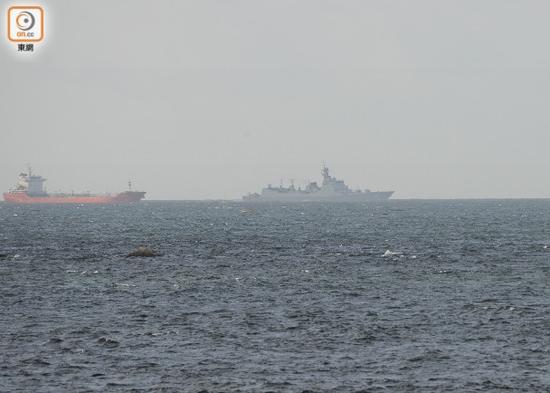 辽宁舰今晨抵达香港 市民:作为中国人好开心