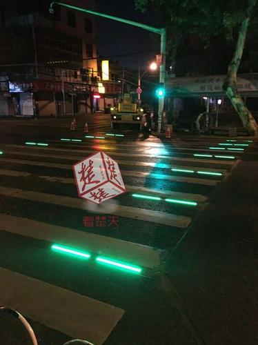 闪光变色人行横道！交警为低头族安全操碎了心