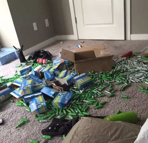 25岁留学生吸笑气瘫痪:3个月闭门不出 1天抽2箱