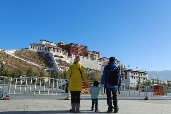 重庆夫妻带两岁儿子上西藏探险 爬雪山穿越无人区 
