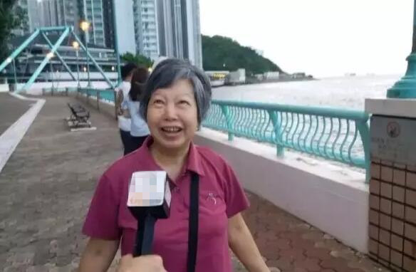 黎女士表示，对舰队访港感到高兴和光荣。