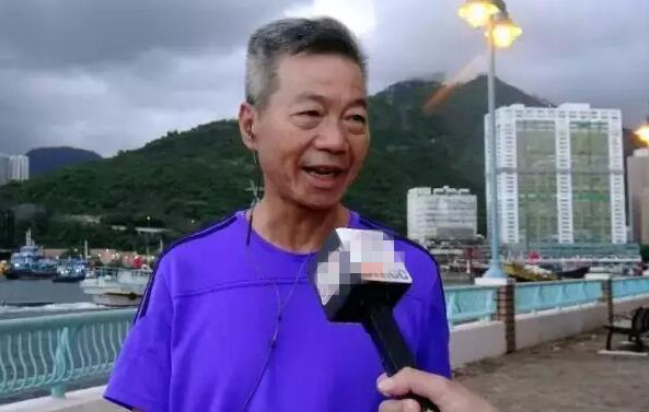 鸭脷洲居民陈先生对航母访港感到振奋。