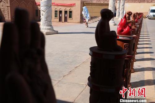 火焰山景区游客纱巾遮阳。　耿丹丹 摄