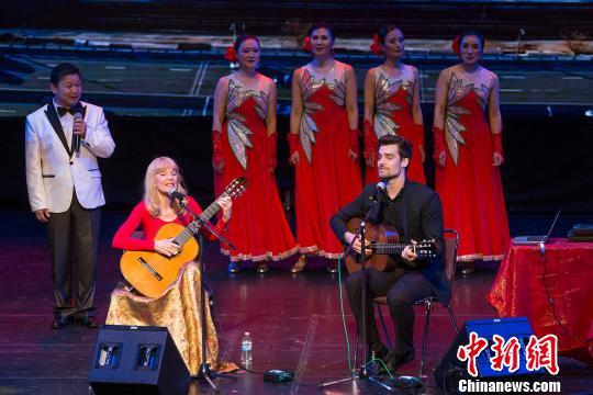 被誉为“世界古典吉他第一夫人”的加拿大吉他演奏家Liona Boyd（前左一）等在《加国颂 中华情》大型综艺晚会中献艺。（多伦多华星艺术团供图）