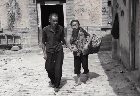 河南8旬老太跪地捋艾叶2个月 攒的钱一下被骗光