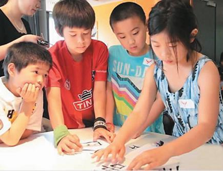 中国侨网图为挪威首都奥斯陆附近的福内布中文学校的学生们在用偏旁部首组字。张淑惠 摄 图片来源：新华网