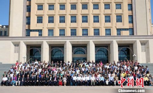 集体合影?！」⒌さ?摄