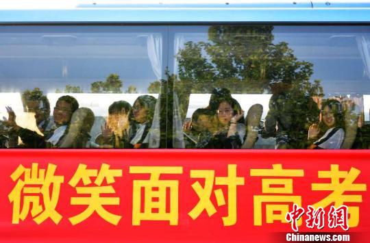 石家庄45中高考考生?！〉杂鸺?摄