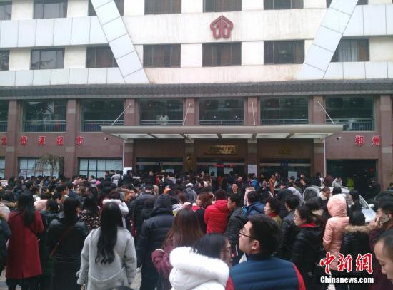 资料图：来自河南全省的上千名求职者应聘河南自贸区郑州片区综合服务中心144名窗口服务人员。 韩章云 摄