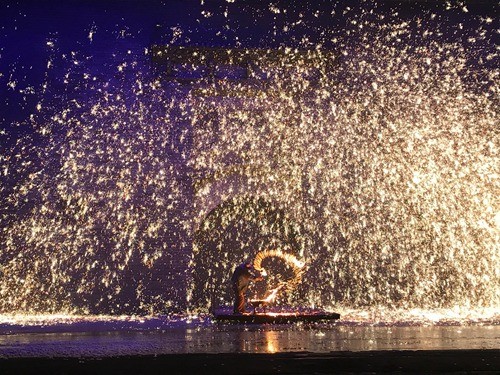 张家口蔚县的“打树花”民俗表演