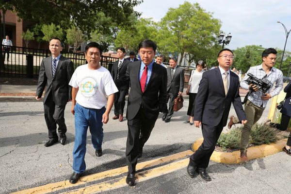 左二为章莹颖的父亲章荣高。