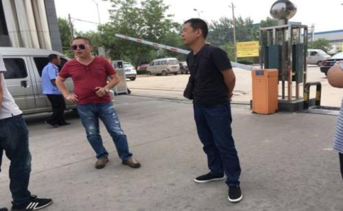 河北一产业园区保安冒充警察扣留督察人员。图片来源：环保部官方微信公众号