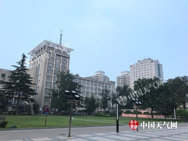 北京闷热有雷雨 高温天气将持续下周末