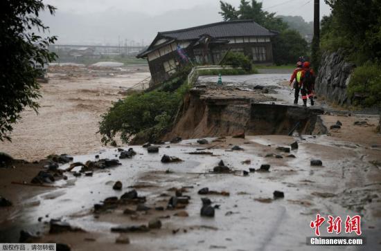 至当地时间8日，暴雨已造成16人死亡，此外仍有10多人下落不明。