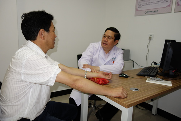 温建民教授在医院揭牌仪式后为患者看病