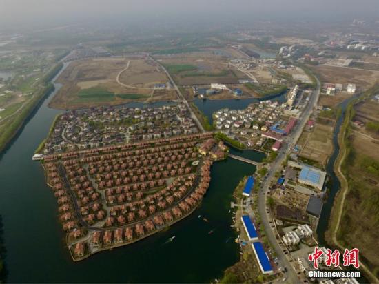 今年的清明假期期间，因“河北雄安新区”的消息，被誉为“华北明珠”的河北省白洋淀景区吸引了众多游客前来观光旅游。记者在景区雄县码头周边探访时发现，白洋淀景区已展现了迷人的秀丽景色。此时节，桃花绽放，杨柳泛青，莺飞草长，非常适宜出游踏青。有当地人表示，从这个月份开始一直到白洋淀内的荷花全部绽放，淀里的景色将会一天比一天美。张帆 摄