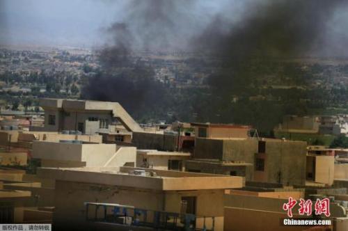 收复战期间，摩苏尔西部地区随处可见交火后留下的滚滚黑烟。