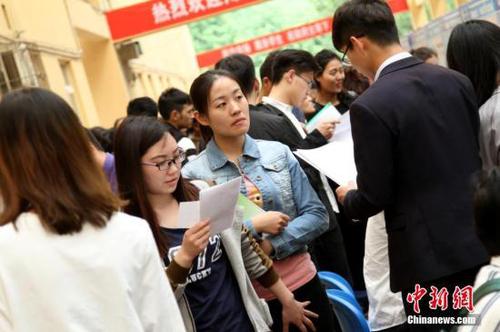 资料图：4月24日，西藏自治区2017年高校毕业生(西藏民族大学)专场招聘会在西藏民族大学举办。田进 摄