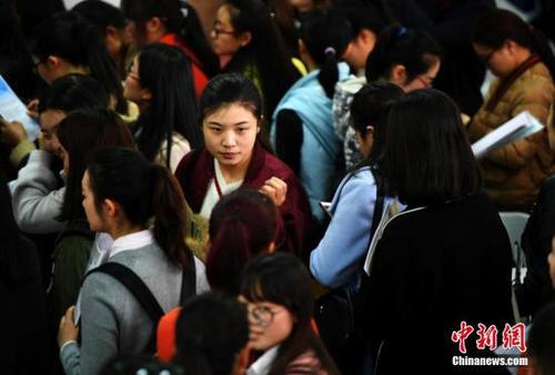 昆明多家学校招聘校长、教师 近万人求职。<a target='_blank' href='http://www.chinanews.com/'>中新社</a>记者 李进红 摄