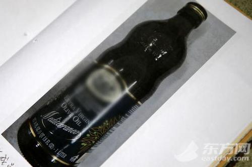 过期橄榄油贴标再销售 警方破获两处造假窝点