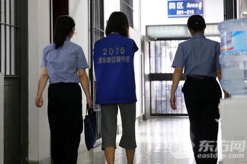 过期橄榄油贴标再销售 警方破获两处造假窝点