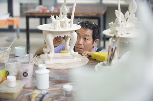 7月6日，来自韩国的艺术家金才圭正完善自己的作品。