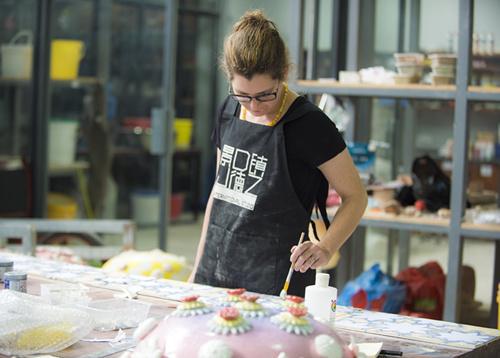 7月6日，来自美国的亚历克斯·克莱夫特正绘制瓷板。