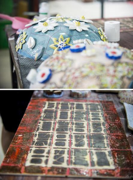 拼版照片：（摄于7月6日）上图为亚历克斯根据自己的成长经历创作的作品；下图为她受中国传统雕花门窗启发创作出的作品。