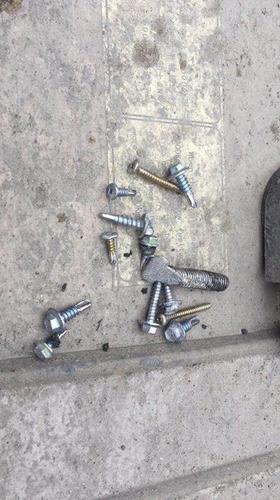 废品货车高速上一路抛洒铁钉40多公里 百辆车遭殃