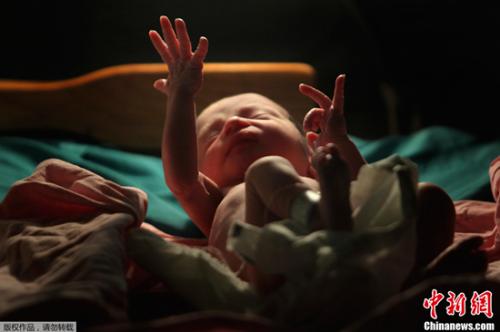 资料图片：到2011年10月底，地球总人口数将突破70亿大关。