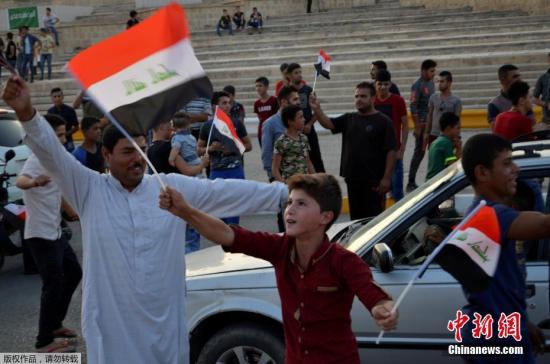 摩苏尔对IS来说具有无可比拟的重要性。这座城市的收复，也被各界视为剿灭伊拉克IS的“收官之战”。图为摩苏尔民众走上街头，庆祝胜利。