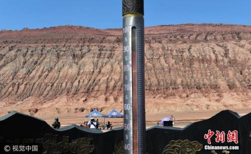 资料图：新疆吐鲁番持续出现高温天气，最高气温达48摄氏度，地表高达88摄氏度。 图片来源：视觉中国 